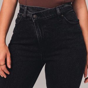 Abercrombie - Curve Love Ultra High Rise 90s Slim Straight Jean (Black) Size 34S